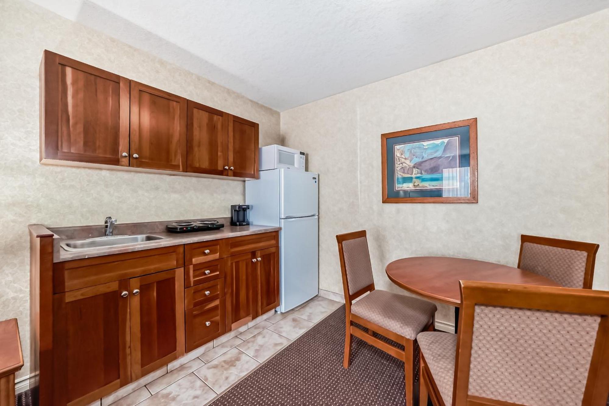 Stony Plain Inn & Suites Luaran gambar