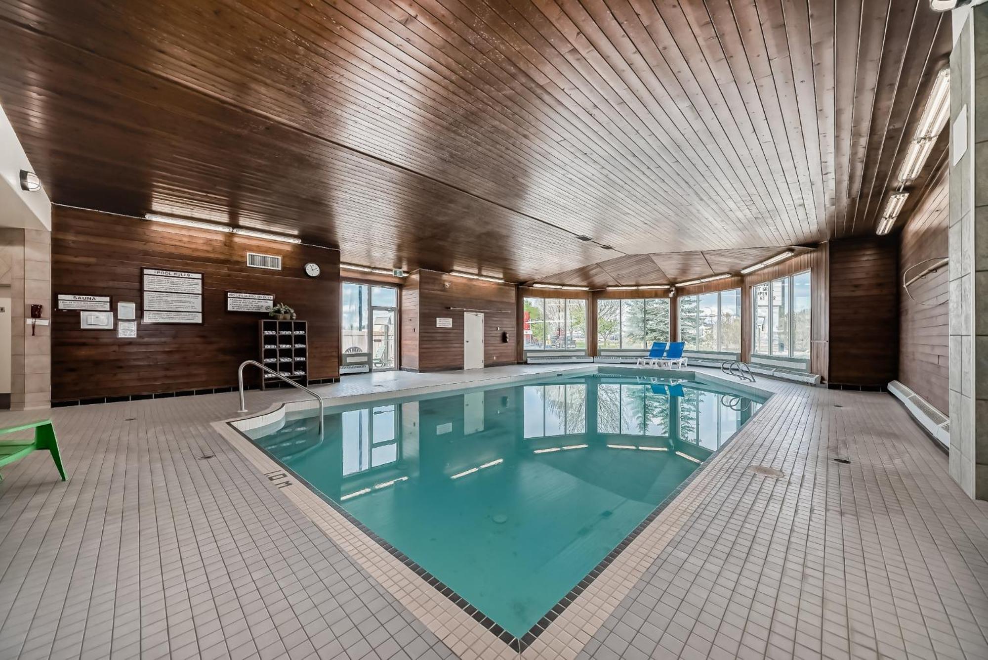 Stony Plain Inn & Suites Luaran gambar
