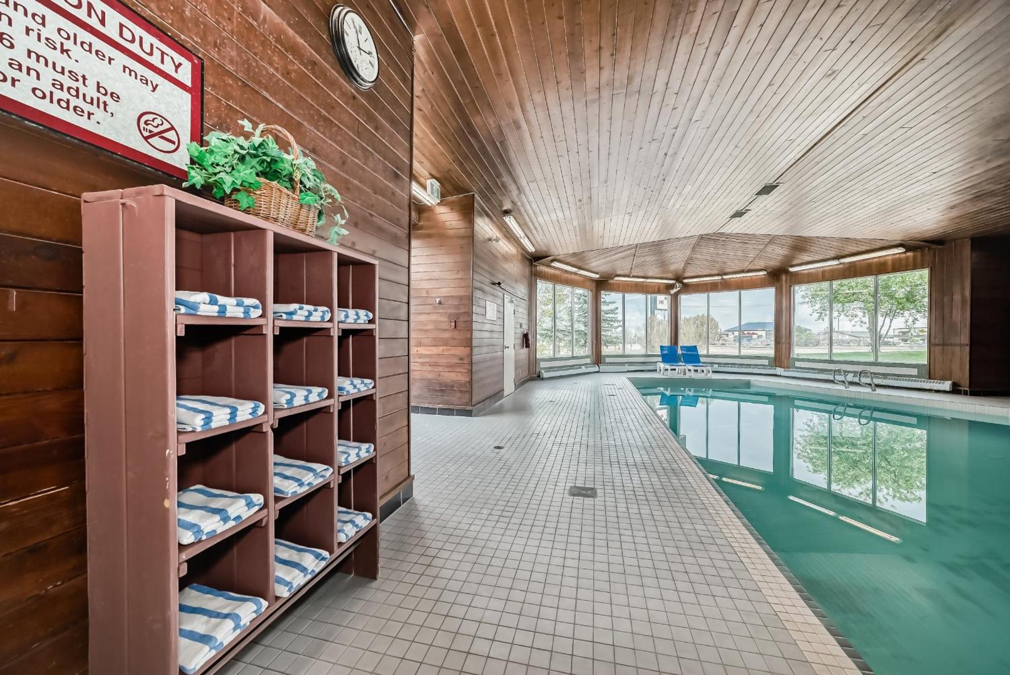 Stony Plain Inn & Suites Luaran gambar
