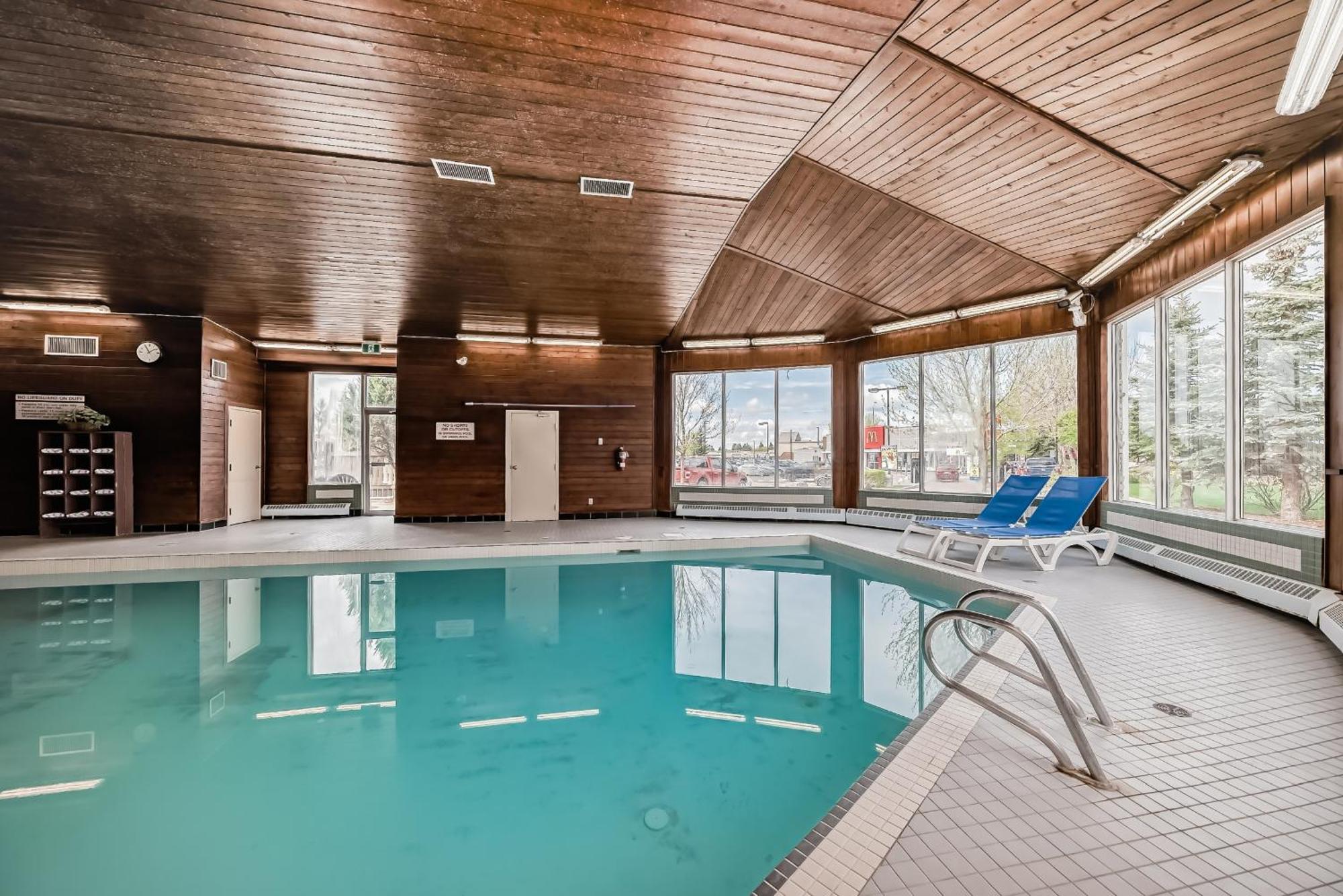 Stony Plain Inn & Suites Luaran gambar